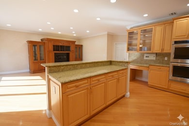 18 Hamlet Dr, Plainview, NY 11803 - photo 7