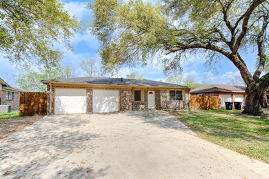 512 Linda Ln, Alvin, TX 77511 - photo 2