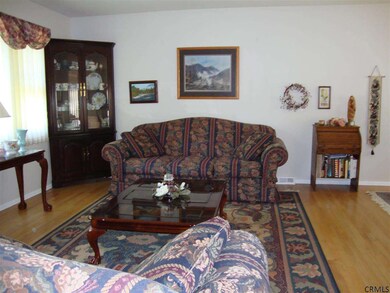 121 E Poplar Dr, Delmar, NY 12054 - photo 4