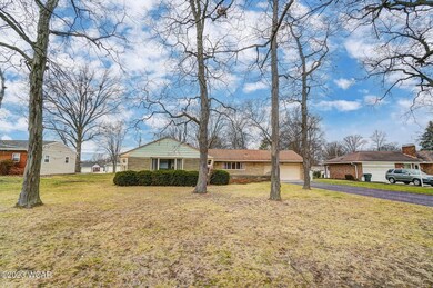 3271 Bonnieview Dr, Lima, OH 45801 - photo 2