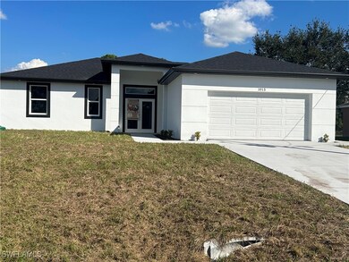 View of front facade featuring a front yard and a