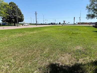 979 4th St NE, Huron, SD 57350 - photo 4