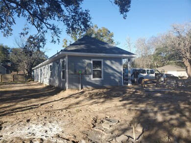 904 W Sealy St unit A-B, Alvin, TX 77511 - photo 5