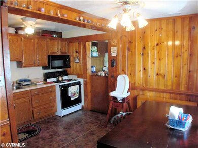 Kitchen - Large eat-in kitchen with gas range and 