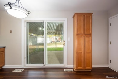 29046 Lyndon St, Livonia, MI 48154 - photo 7