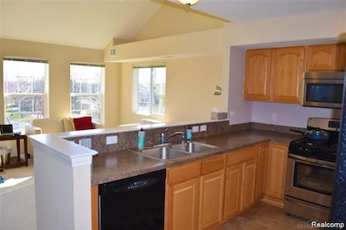 1077 Foxboro unit 26, Troy, MI 48083 - photo 5