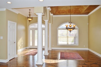 10' ceilings, crown molding, columns...loaded with