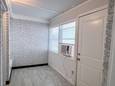 Front unit: Small room with side entrance