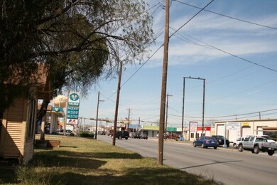 201, 205, 211 E Kingsbury St, Seguin, TX 78155 - photo 2
