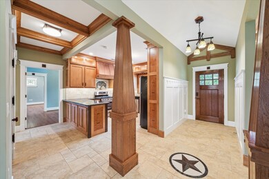 THESE CUSTOM PILLARS FRAME YOUR ENTRY INTO THE HOM