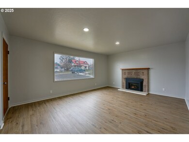 304 E Park St, Enterprise, OR 97828 - photo 3