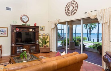 Family room w/Cathedral Ceiling