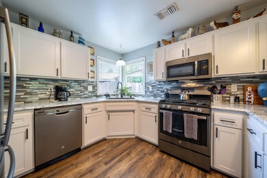 2053 Paris Ave-17