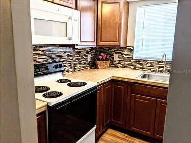Efficient space use w/Lazy Susan storage in lower 