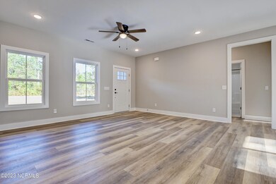 110 S Lloyd St, Burgaw, NC 28425 - photo 3