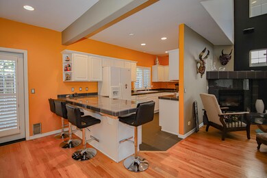Kitchen w/ Breakfast Bar