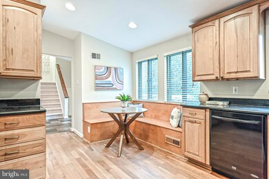 12539 Arnsley Ct, Herndon, VA 20171 - photo 5