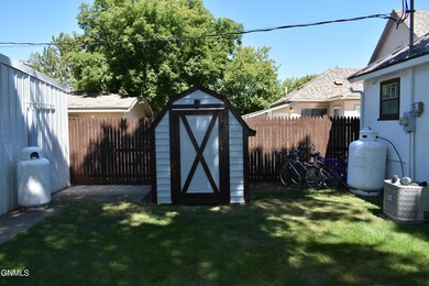 224 4th Ave SW, Jamestown, ND 58401 - photo 3