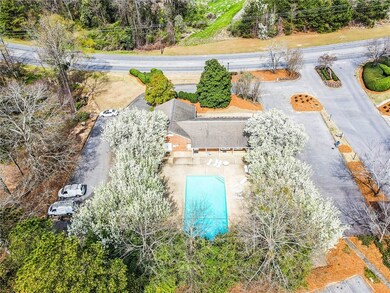 Amenities include pool, tennis, volleyball, basket