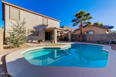 Large Sparkling Pool!