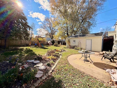 1043 14th Ave S, Clinton, IA 52732 - photo 3