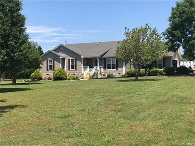 Beautifully landscaped, large front yard!