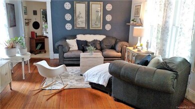 Living room area... looking at entry way to 3rd be