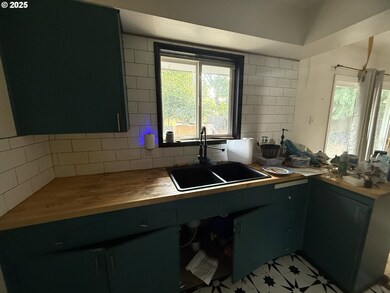 2126 SE 162nd Ave, Portland, OR 97233 - photo 6