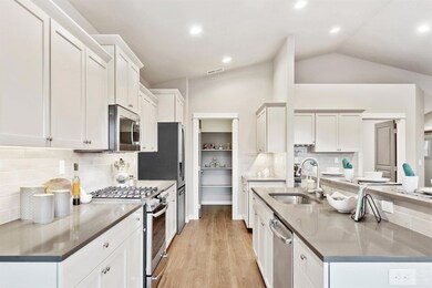 2496 NW Jackpine Ln, Redmond, OR 97756 - photo 2