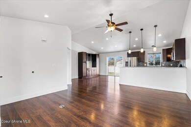 07-Living Room & Kitchen