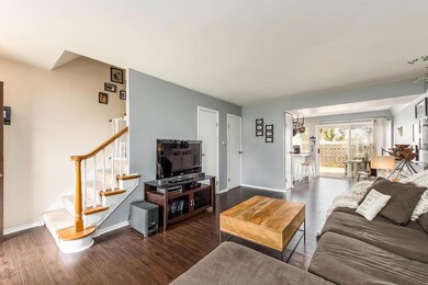 Bright & Open Concept LR