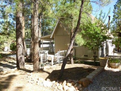 Relaxing, private backyard in the trees!!