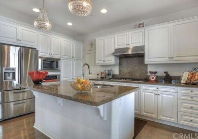 Gourmet Cooks Kitchen, upgraded cabinets, Granite 