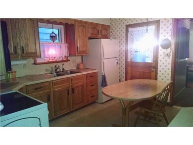 Kitchen. Kitchen appliances stay! Large pantry. En
