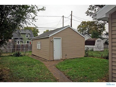 Detached Garage.