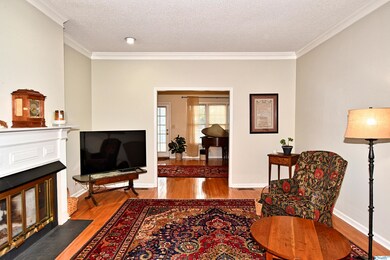 HARDWOOD FLOORING, CROWN MOLDING AND 9' CEILINGS.