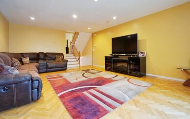 (7) LIVING ROOM