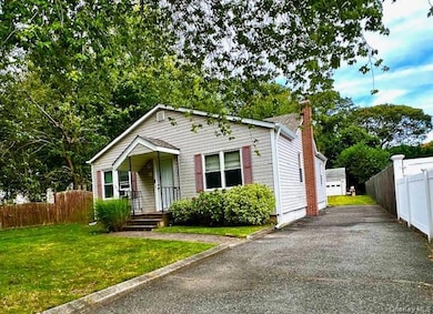 31 Champlin St, Ronkonkoma, NY 11779 - photo 2