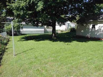 836 Maxwell St, Waterloo, IA 50701 - photo 3