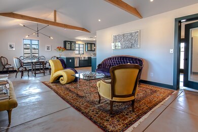 Living room/dining