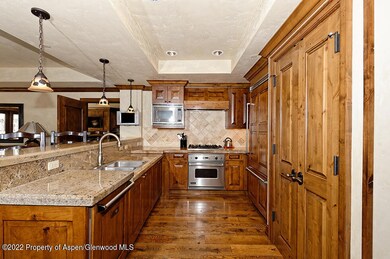 415 E Dean Street #21 Weeks 51&52, Aspen, CO 81611 - photo 2