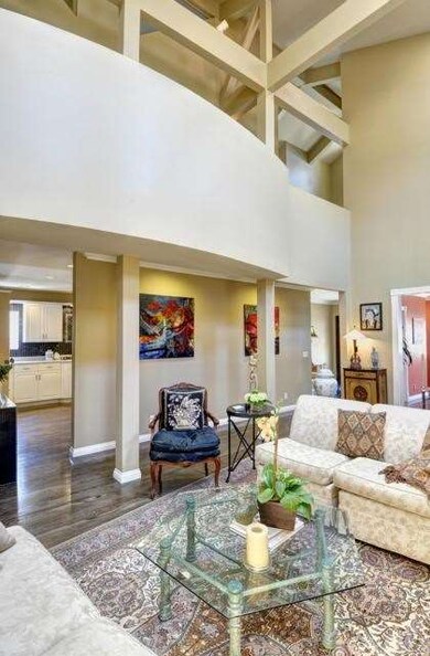 25'+ high LR ceiling & upstairs gallery
