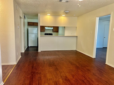 409 Crest Line Dr, Arlington, TX 76012 - photo 4