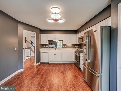 11932 Thurloe Dr, Lutherville Timonium, MD 21093 - photo 2