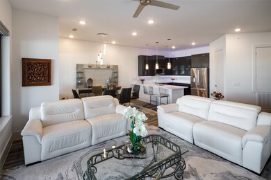 Living room with tastefully designed kitchen in th