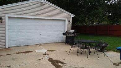 605 Westgate Dr, Aurora, IL 60506 - photo 2