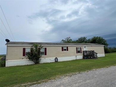 Manufactured / mobile home with a front lawn