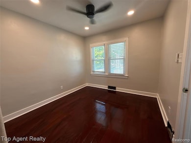 Unfurnished room featuring dark wood finished floors, a ceiling fan, and recessed lighting