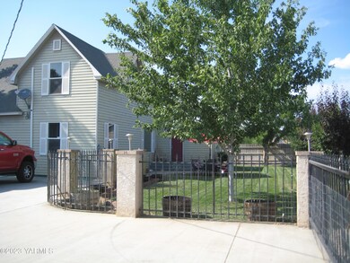 2600 Euclid front yard