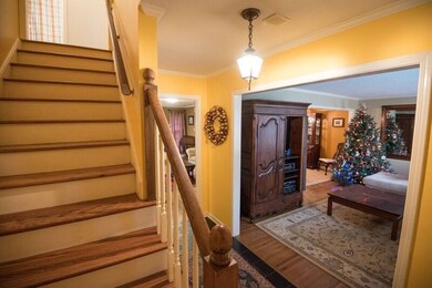 Upstairs there are 2 more bedrooms with a shared b